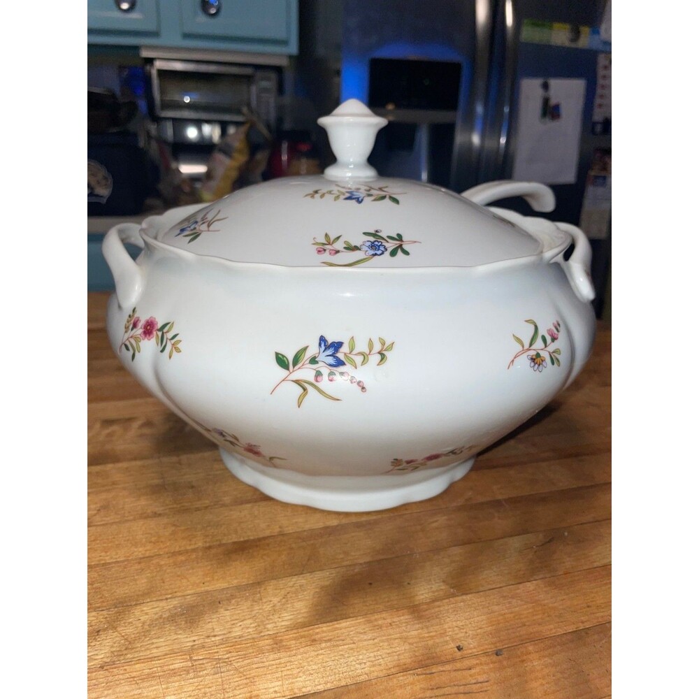 BIA Cordon Bleu "Versailles" (Scalloped) Soup Tureen White Porcelain 3.4 Quarts